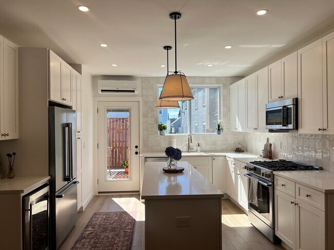 285 W 5th St, Unit 2