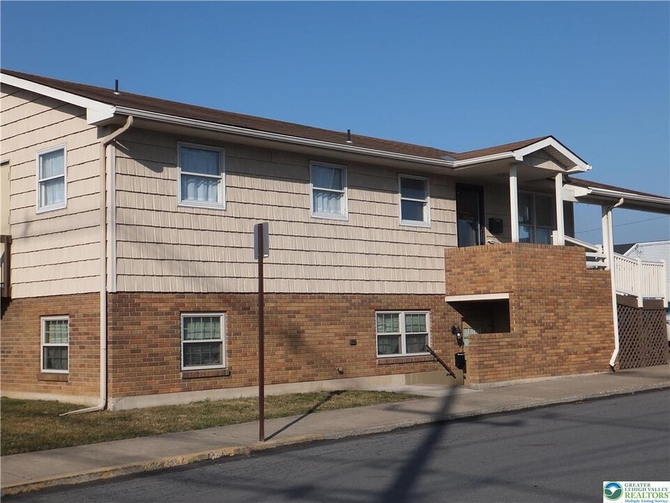 303 Allen St in Bath, PA - Building Photo