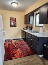 1949 Miami St, Unit upper in Toledo, OH - Building Photo - Building Photo