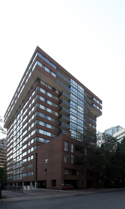 Metro Toronto Condominium in Toronto, ON - Building Photo