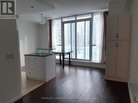 8 York St in Toronto, ON - Building Photo