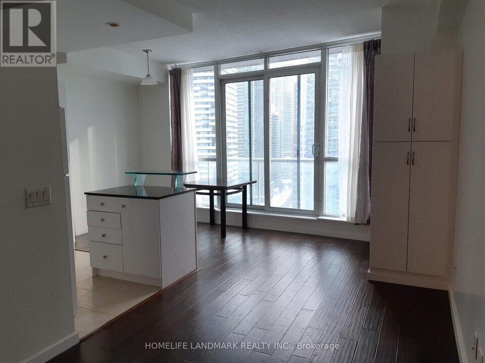 8 York St in Toronto, ON - Building Photo