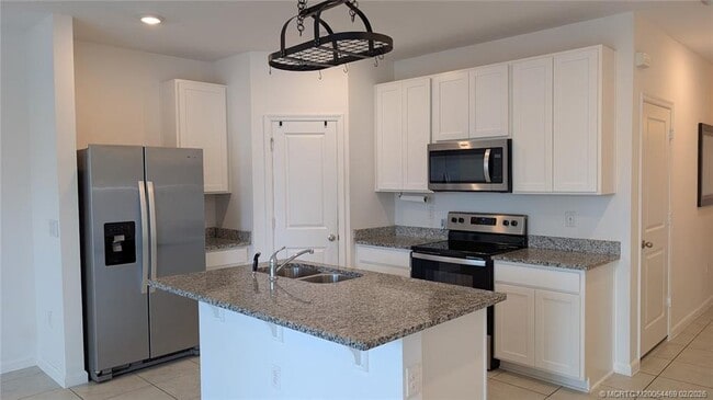 373 SE Sea Hunt Wy in Stuart, FL - Building Photo - Building Photo