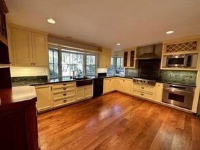 245 San Mateo Dr in Menlo Park, CA - Building Photo - Building Photo
