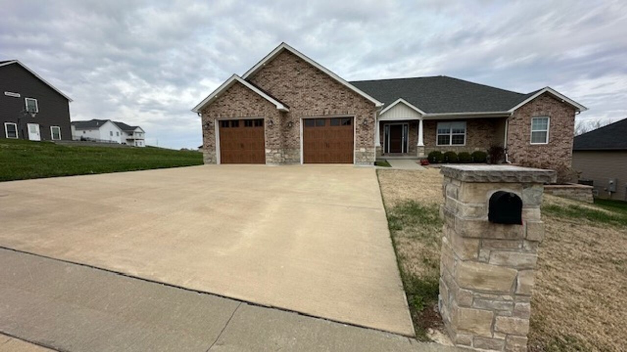 2205 Wind Crest Ct in Washington, MO - Building Photo