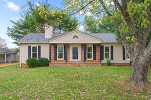 723 Riverview Dr in Franklin, TN - Building Photo