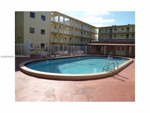 2800 NW 56th Ave in Lauderhill, FL - Foto de edificio - Building Photo