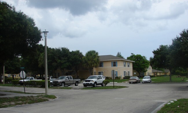 Auburn Trace Apartments in Delray Beach, FL - Foto de edificio - Building Photo