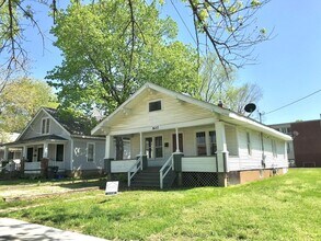 807 W College St in Carbondale, IL - Building Photo - Building Photo