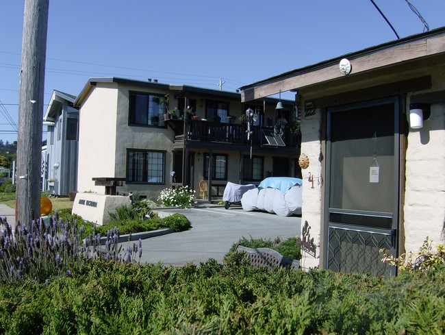 Adobe Hacienda in Aptos, CA - Foto de edificio - Building Photo