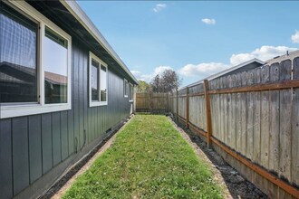 18405 NW Heritage Terrace in Aloha, OR - Building Photo - Building Photo