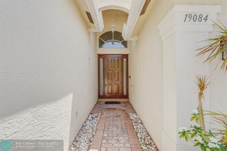 19084 Skyridge Cir in Boca Raton, FL - Building Photo - Building Photo