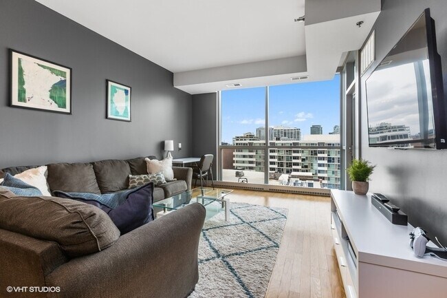 303 W Ohio St in Chicago, IL - Building Photo - Building Photo