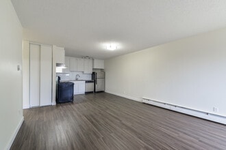 Castle Court in Edmonton, AB - Building Photo - Building Photo