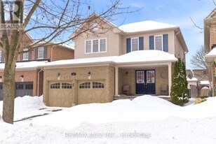 42 Russell Barton Ln in Uxbridge, ON - Building Photo