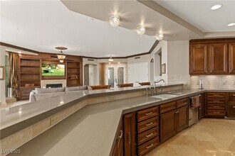 9101 Alta Dr in Las Vegas, NV - Building Photo - Building Photo