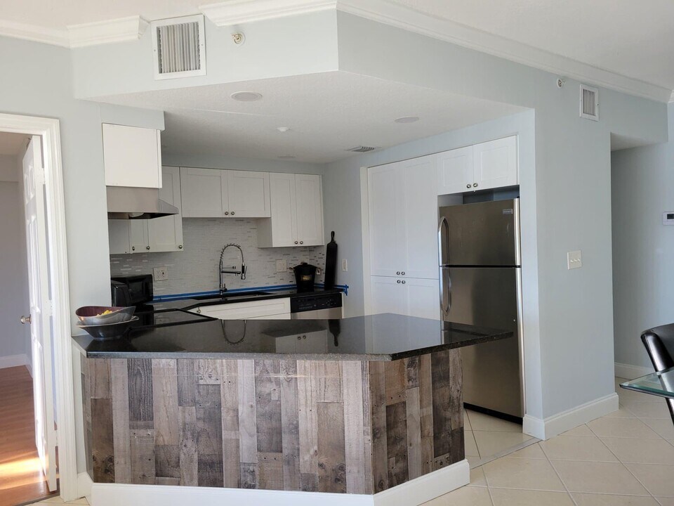 4401 Crystal Lake Dr-Unit -102 in Pompano Beach, FL - Building Photo