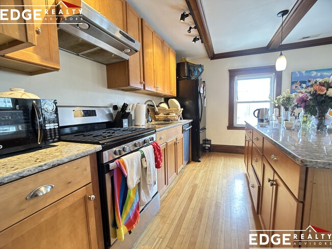 34 Bentley St, Unit 2 in Boston, MA - Building Photo - Building Photo