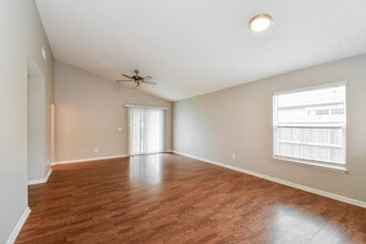 1976 Hunters Trace Cir in Middleburg, FL - Building Photo - Building Photo