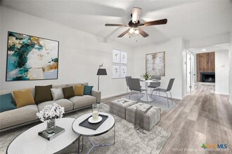 27 Marina Cir in Wimberley, TX - Foto de edificio - Building Photo