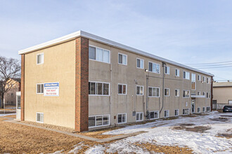 Southwind Manor in Edmonton, AB - Building Photo - Building Photo