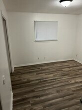 802 W 2nd St, Unit Apt D in Brenham, TX - Foto de edificio - Building Photo