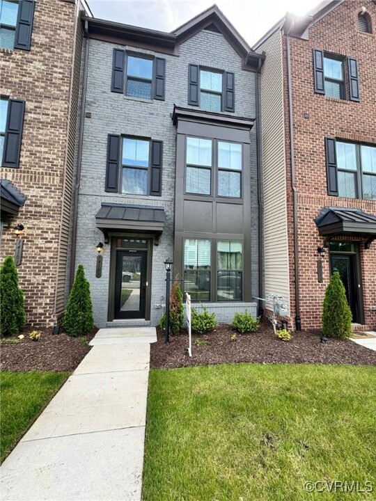 14107 Millpointe Rd in Midlothian, VA - Foto de edificio