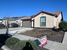 2234 S Oakhurst Ct in Visalia, CA - Building Photo