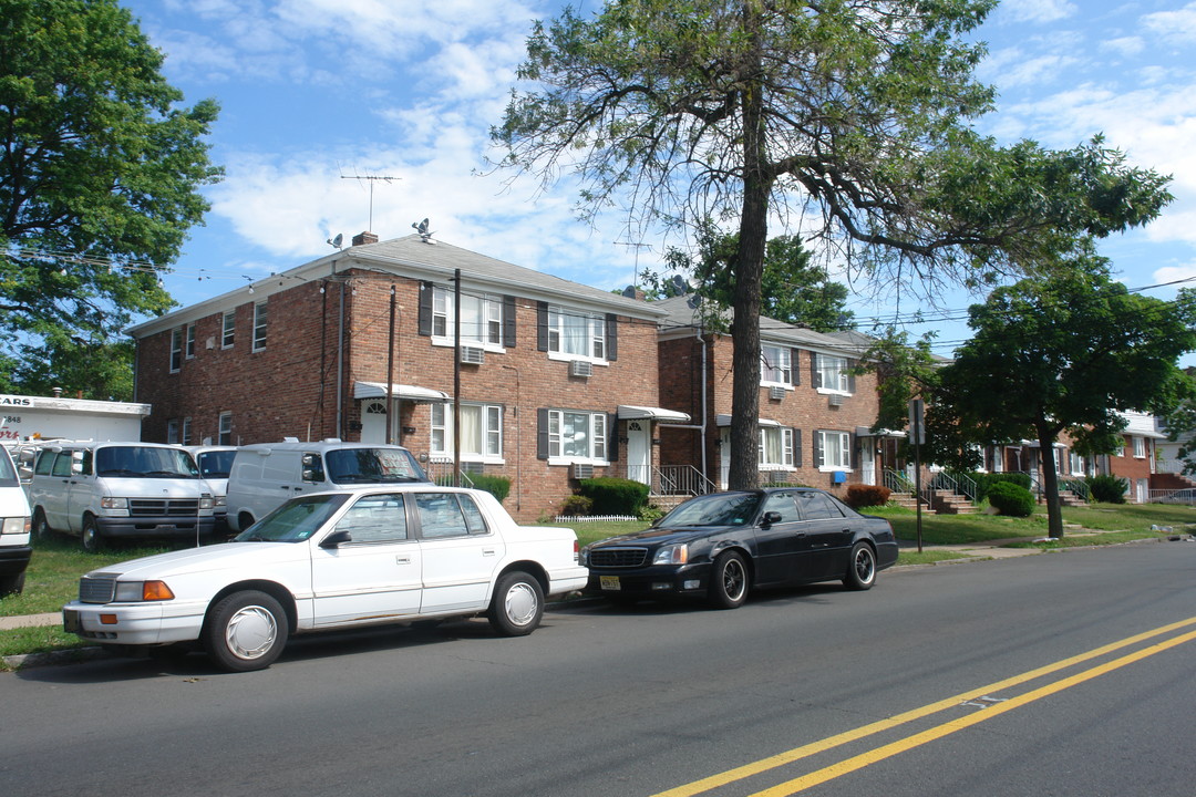 813-827 E Elizabeth Ave in Linden, NJ - Building Photo