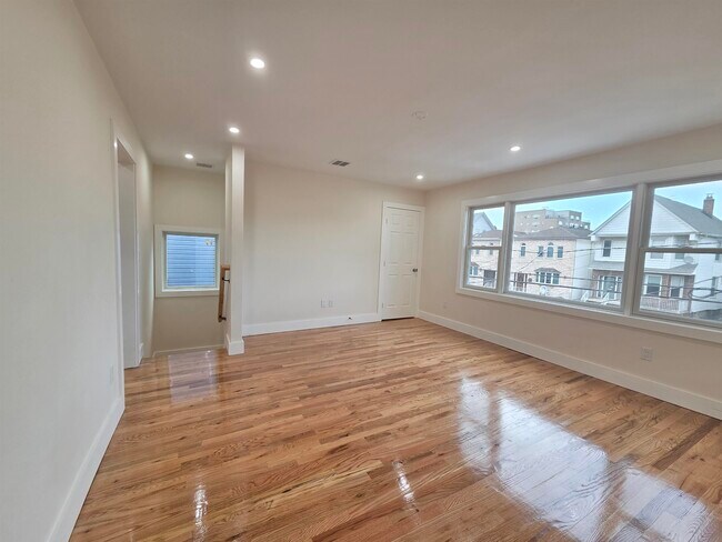 120 W 44th St in Bayonne, NJ - Building Photo - Building Photo