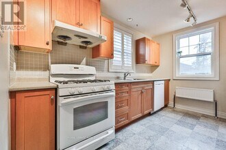 9 Hilo Rd in Toronto, ON - Building Photo - Building Photo