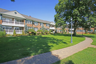 Fairfield Courtyard At Hewlett Apartments