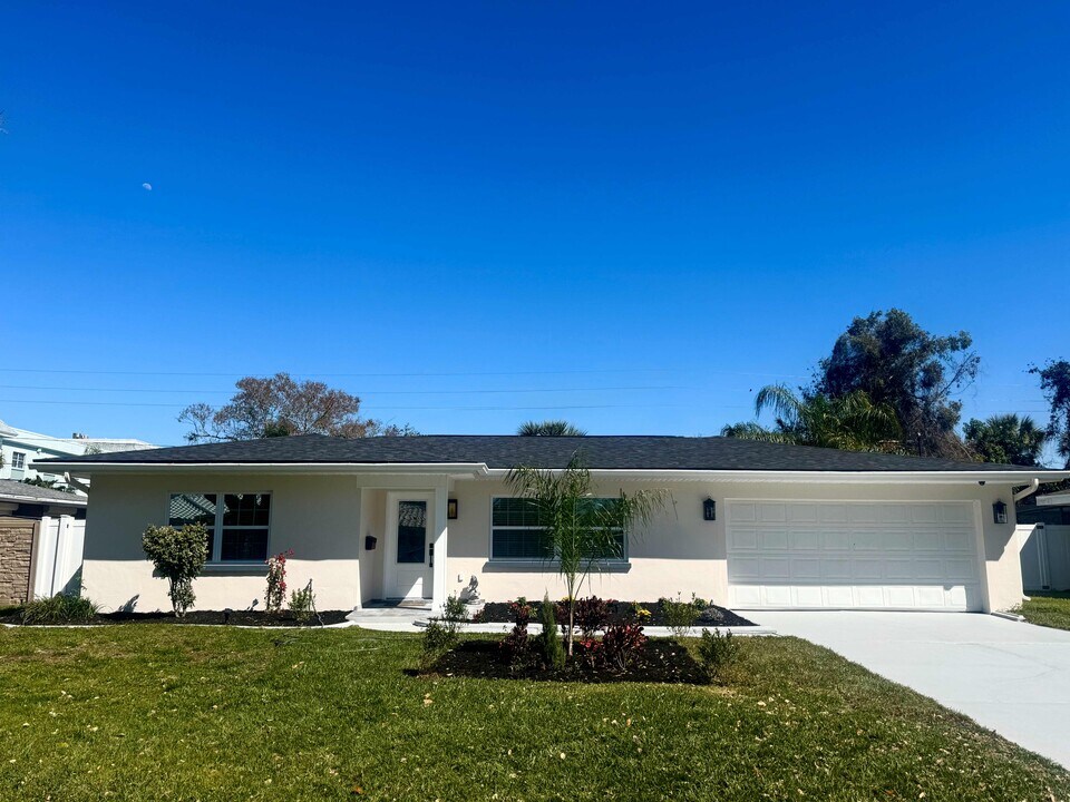 1723 Cypress Ave in Belleair, FL - Building Photo