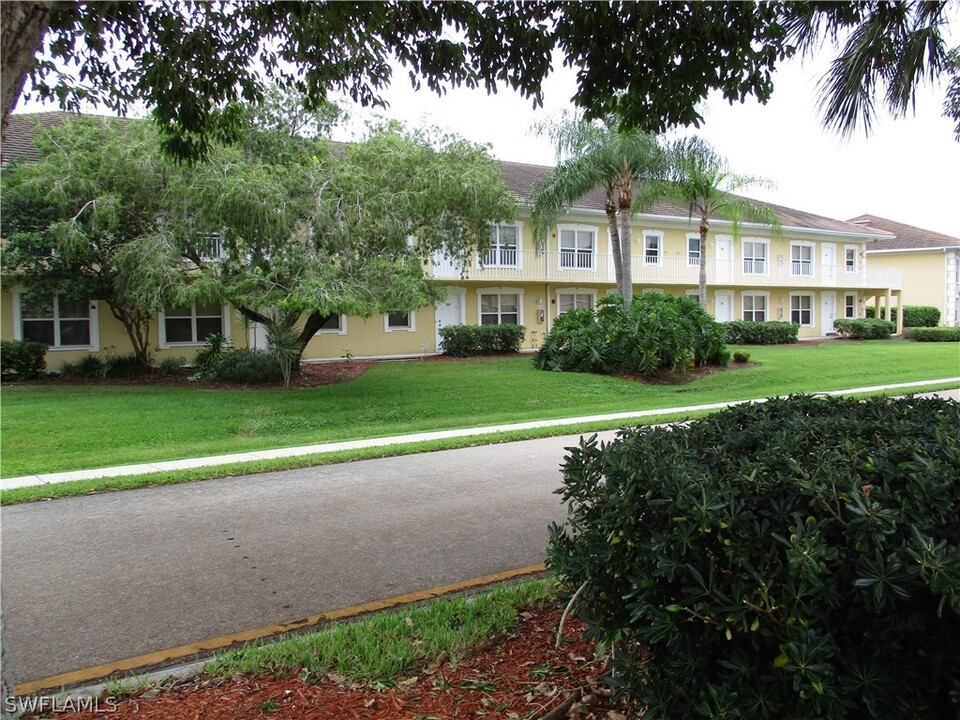 1942 Beach Pkwy in Cape Coral, FL - Foto de edificio