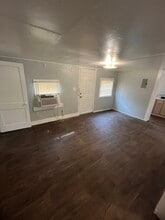 271 E Lambert St in San Antonio, TX - Building Photo - Building Photo