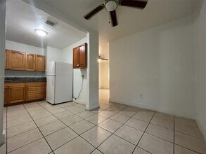 1015 NW 42nd St in Miami, FL - Building Photo - Building Photo