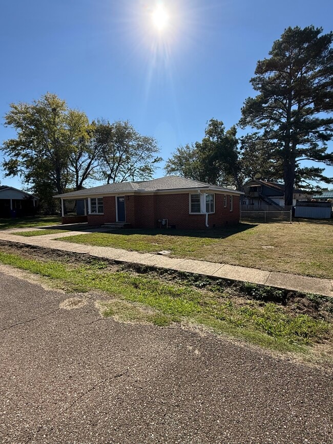 70 Tucker St in Savannah, TN - Building Photo - Building Photo