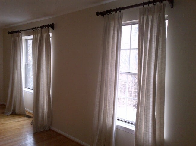 property at 725 Twin Holly Ln