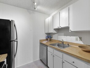 421 Wells Ave S, Unit A in Renton, WA - Foto de edificio - Building Photo