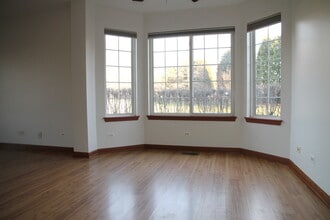 694 Lincoln Station Dr in Oswego, IL - Building Photo - Building Photo