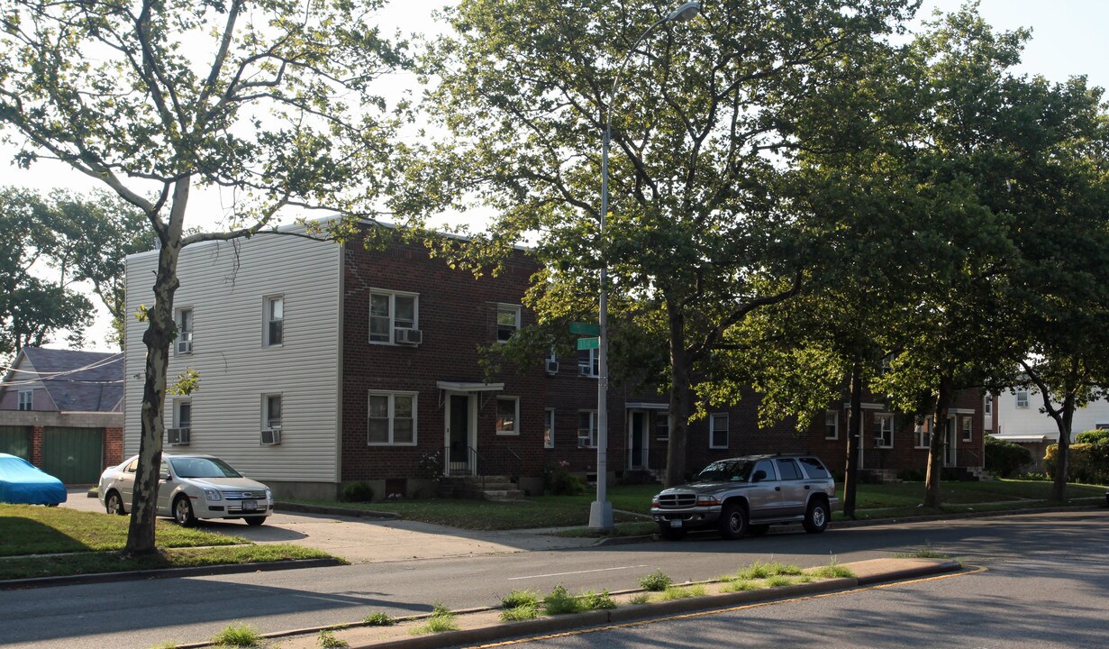 114-31-114-59 Francis Lewis Blvd in Cambria Heights, NY - Foto de edificio