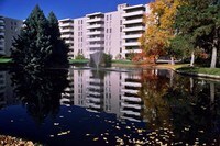 Lake - The Lex at Lowry Apartamentos in Denver, Colorado