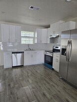 2724 Avenue D in San Leon, TX - Building Photo