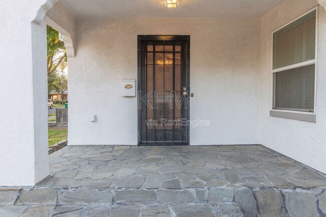 325 E Mariposa Ave in Stockton, CA - Building Photo - Building Photo