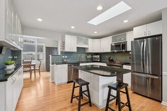 689 E Illinois Rd in Lake Forest, IL - Building Photo - Building Photo