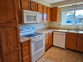 4555 Swallow Ct NE in Salem, OR - Building Photo - Building Photo