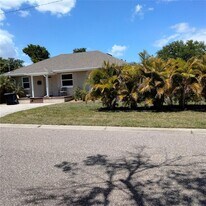 351 Davenport Ave NE in St. Petersburg, FL - Building Photo