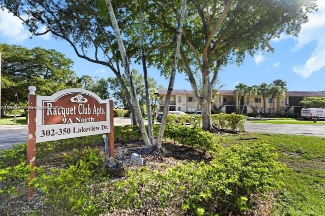 341 Lakeview Dr in Weston, FL - Building Photo - Building Photo