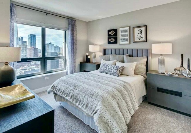 401 N Wells St, Unit 1 in Chicago, IL - Foto de edificio - Building Photo