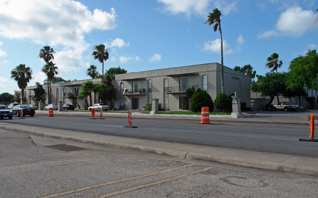 King Square Apartments in Corpus Christi, TX - Foto de edificio - Building Photo